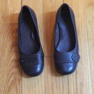 Born, size 7 ladies, brown shoes
